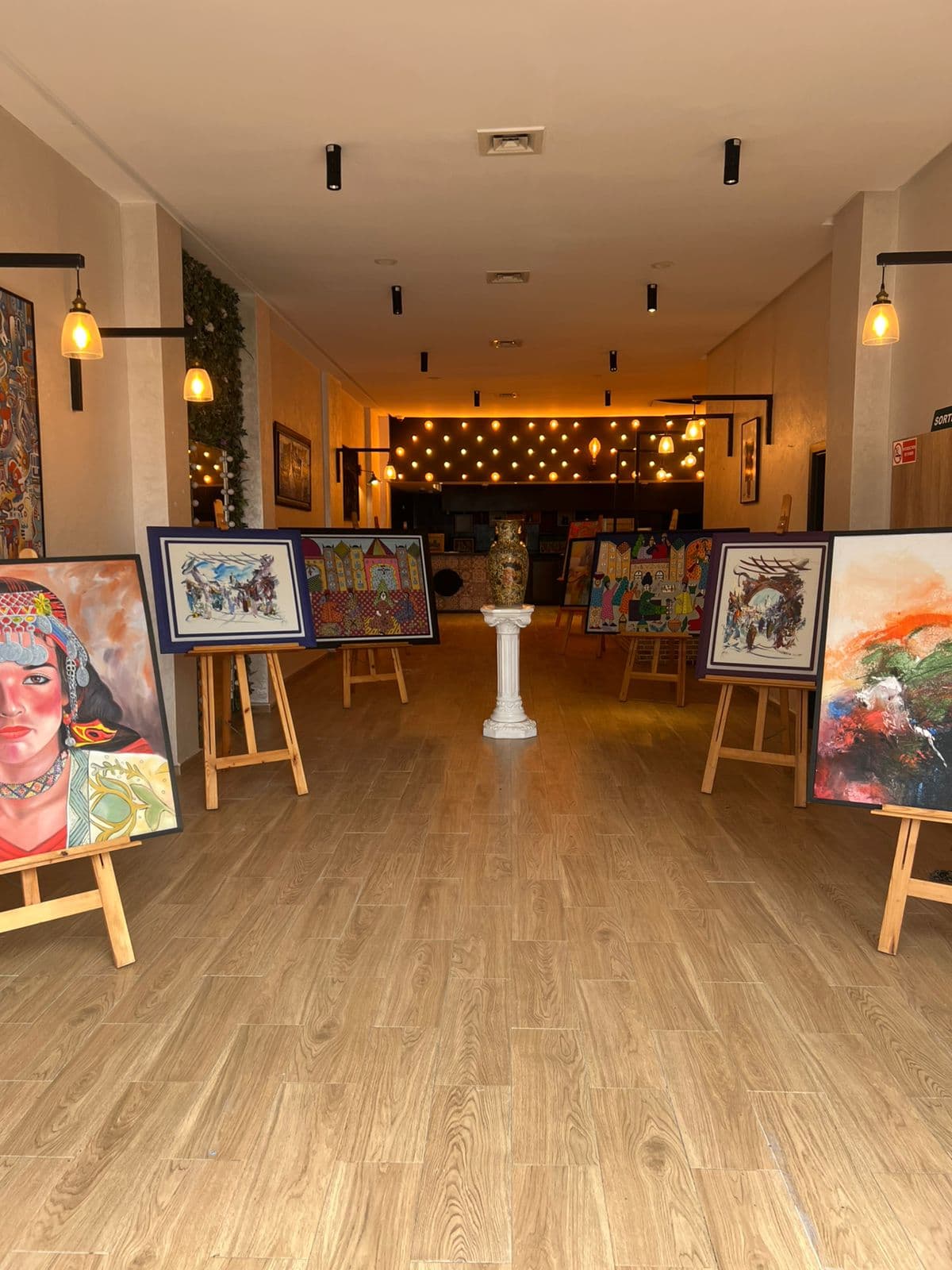 Vue de la galerie Artisthick — accrochage tableaux marocains