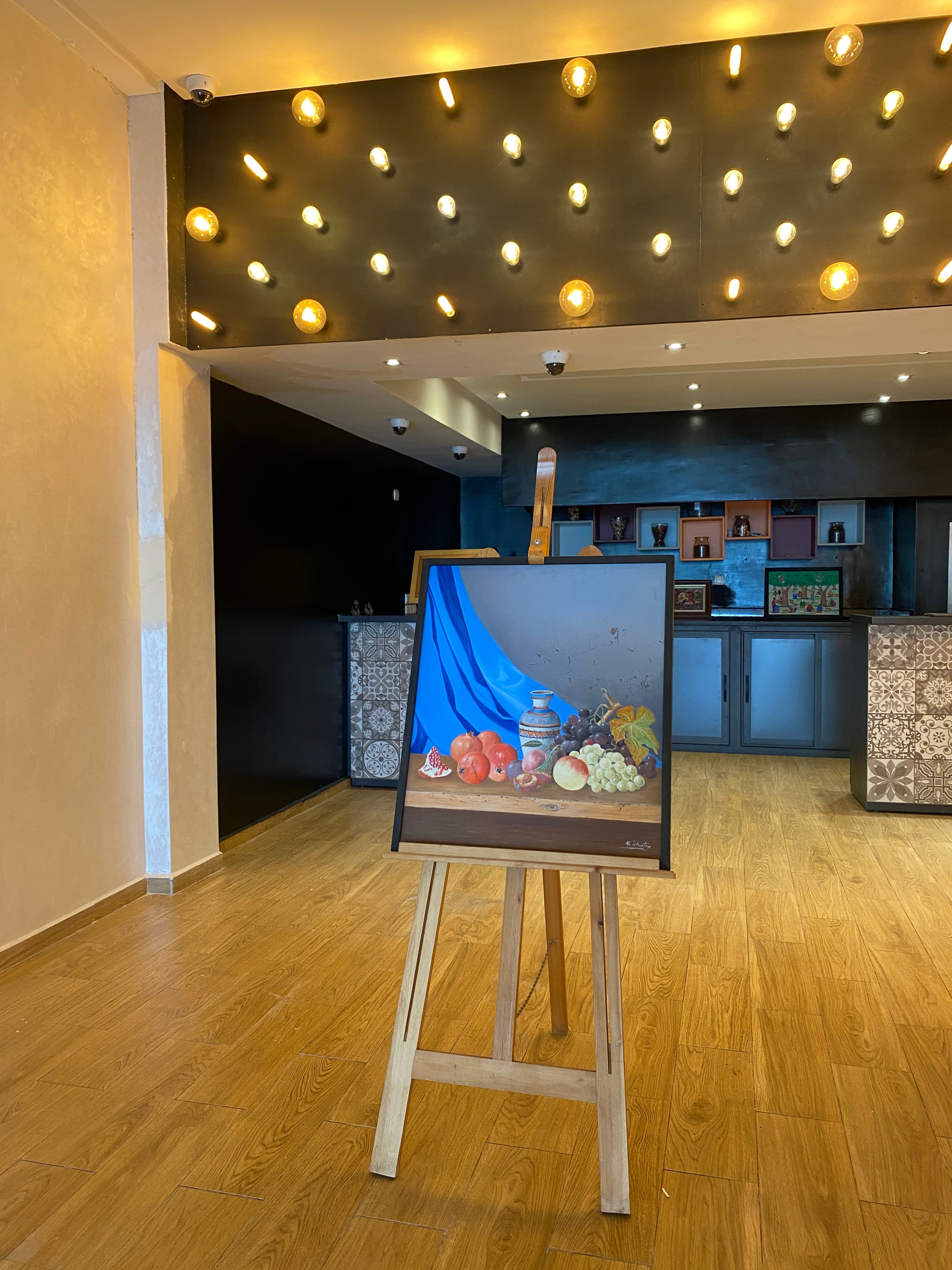 Vue d'ensemble de la galerie Artisthick à Rabat Agdal — œuvres accrochées et cimaises